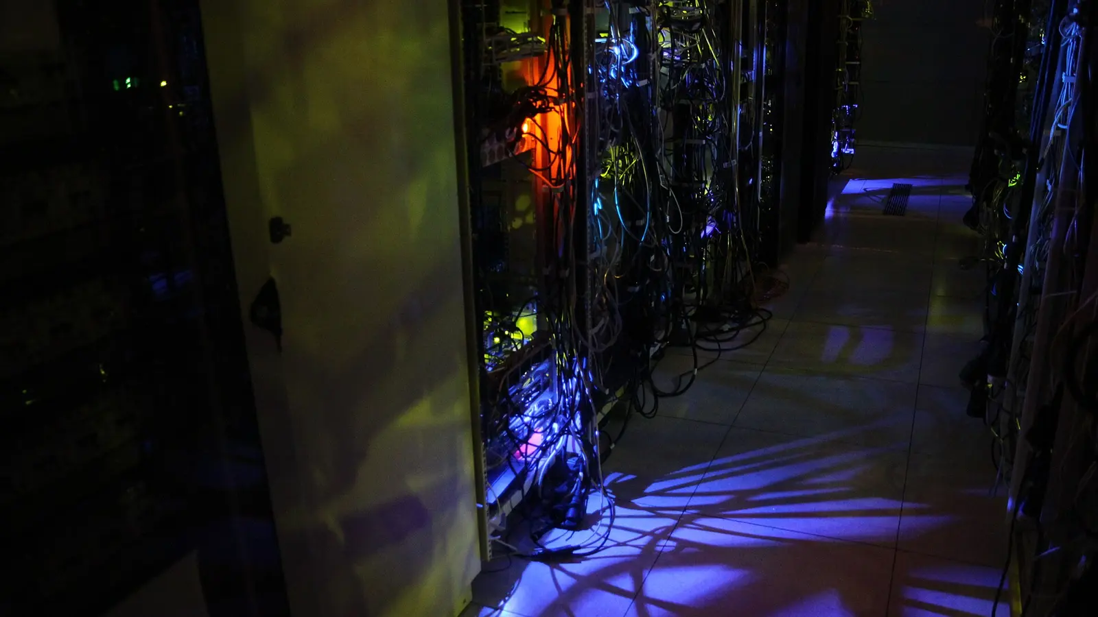UPS systém zajišťující okamžité nepřetržité napájení kritické technologie